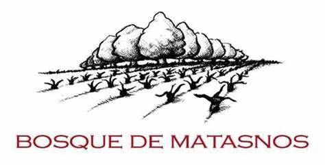 Un logotipo en blanco y negro para Bosque de Matasnos con un dibujo de árboles y pájaros.