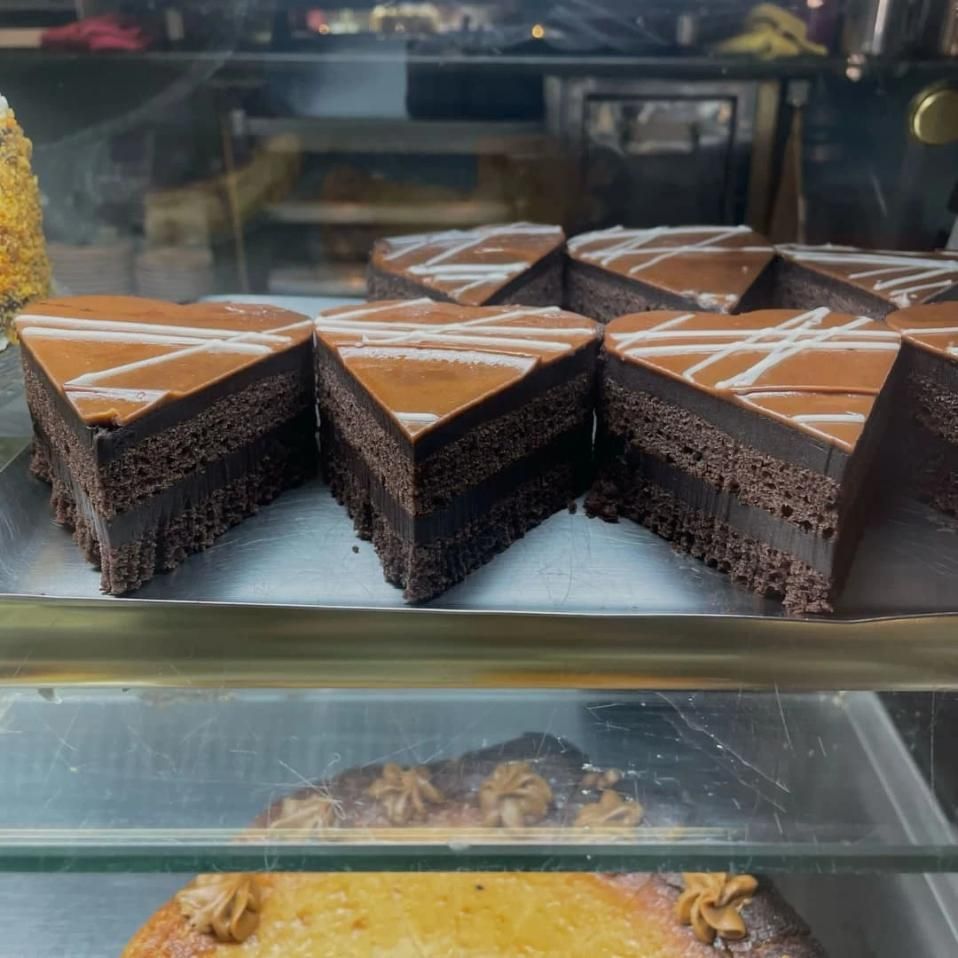 Rebanadas de pastel de chocolate con superficies en forma de corazón