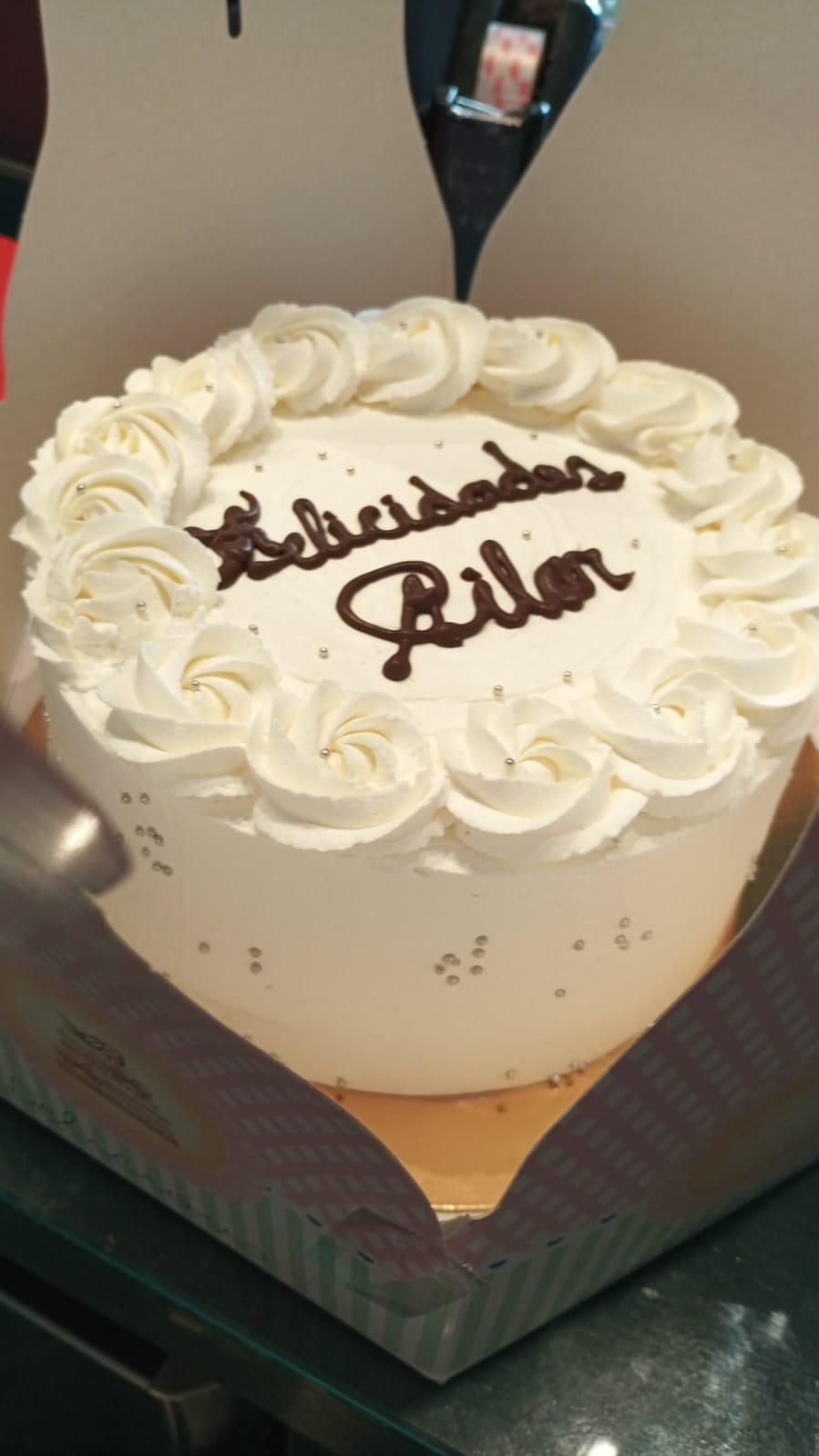 Pastel glaseado blanco con la palabra 