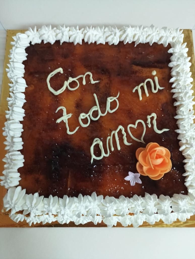 Pastel con borde de glaseado blanco y 