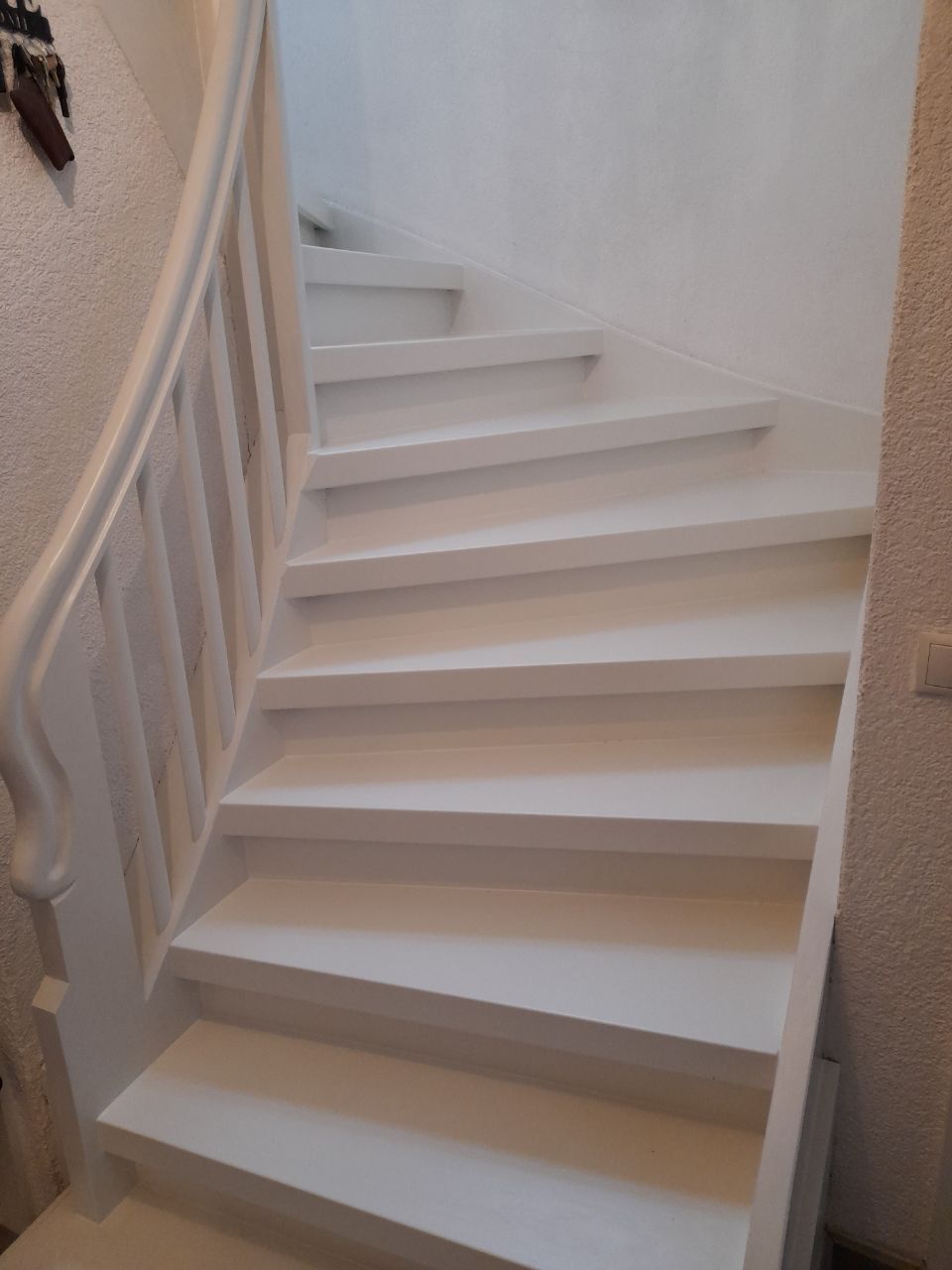 Weiße Treppe renoviert von Renovierungssysteme Kieslich