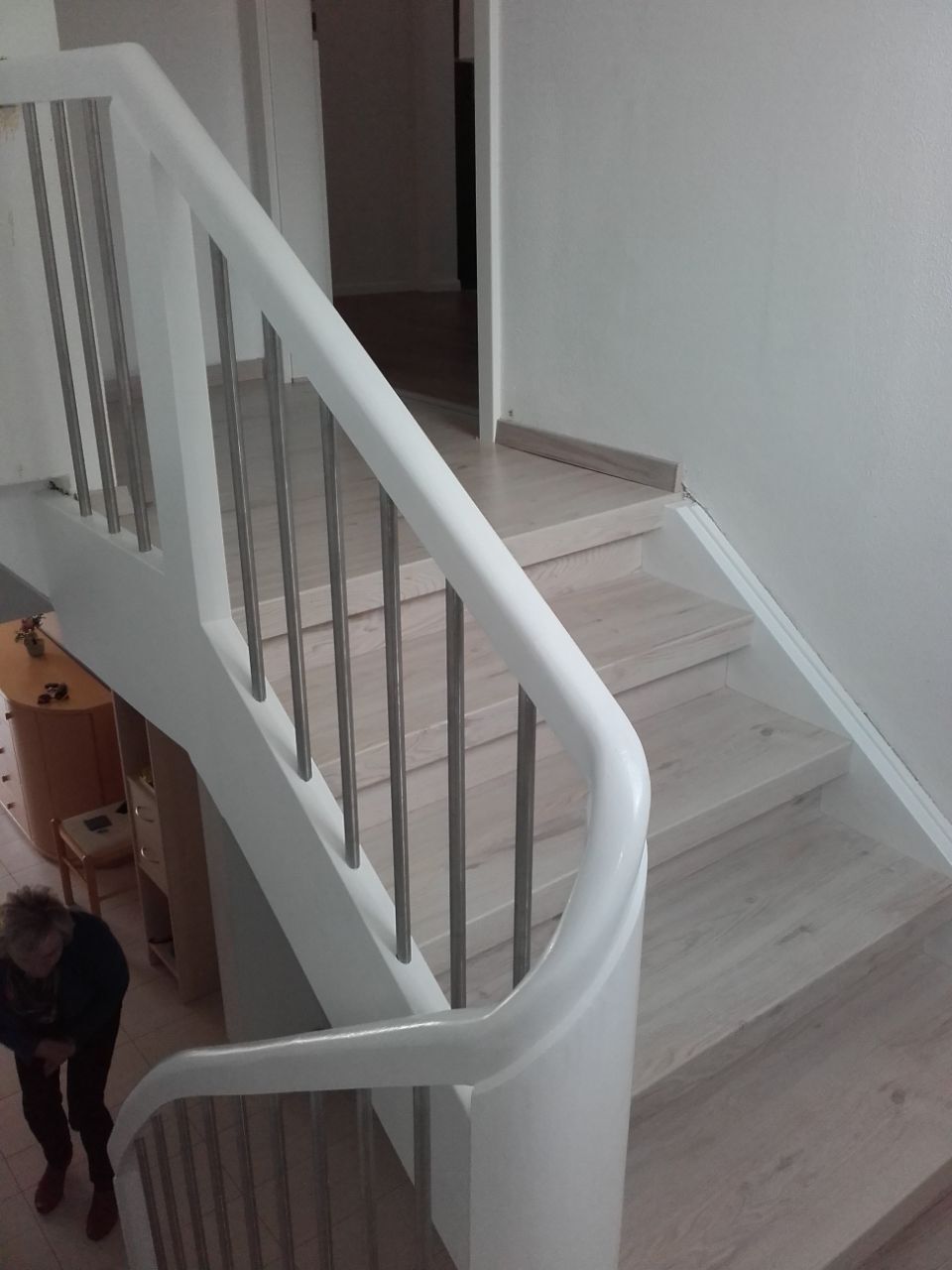 Weiße Treppe renoviert von Renovierungssysteme Kieslich