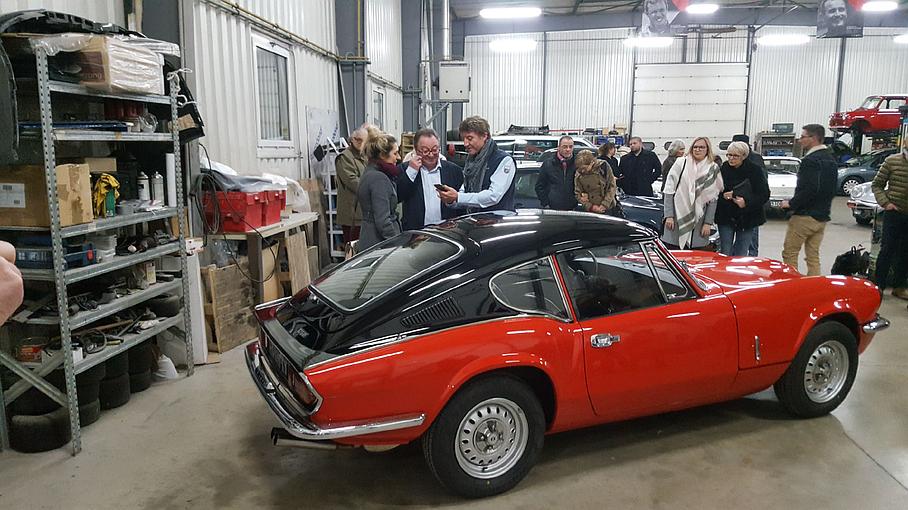 Livraison de la Triumph MK3 GT6 restaurée de 1973 à sa propriétaire et ses enfants pour Noël avec la présence de Bruno Vandestick.