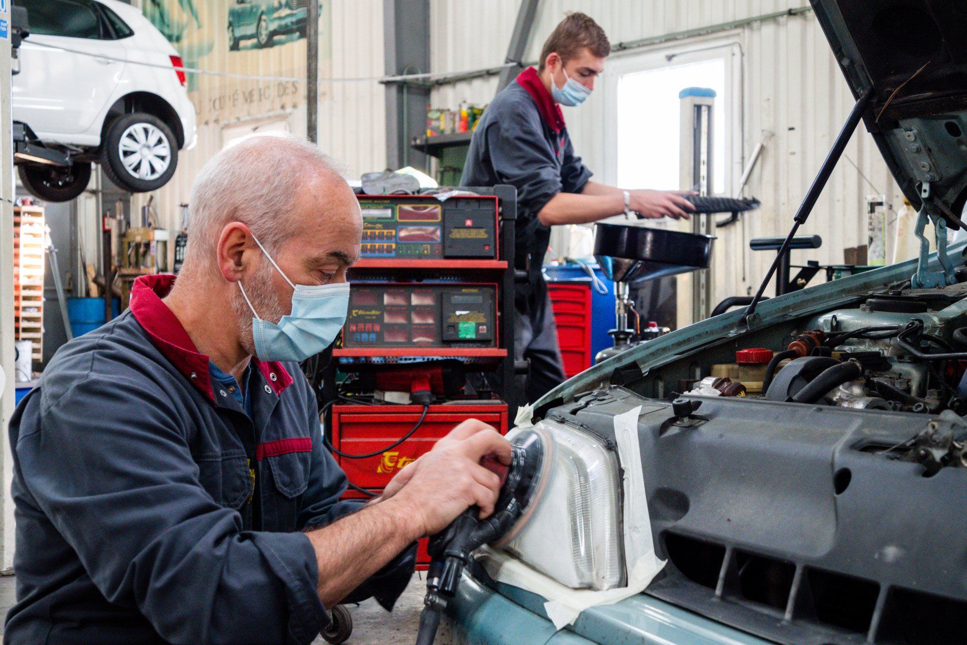 Mécanicien lustrant un phare de voiture
