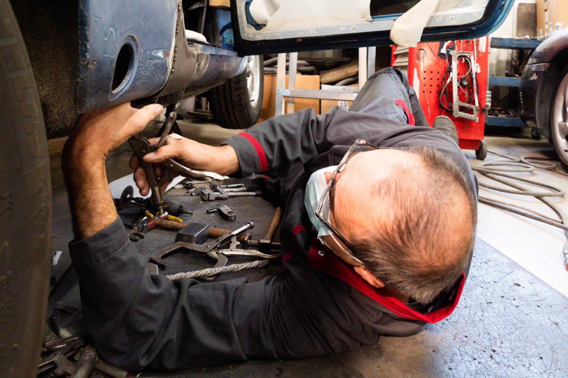 Mécanicien travaillant allongé