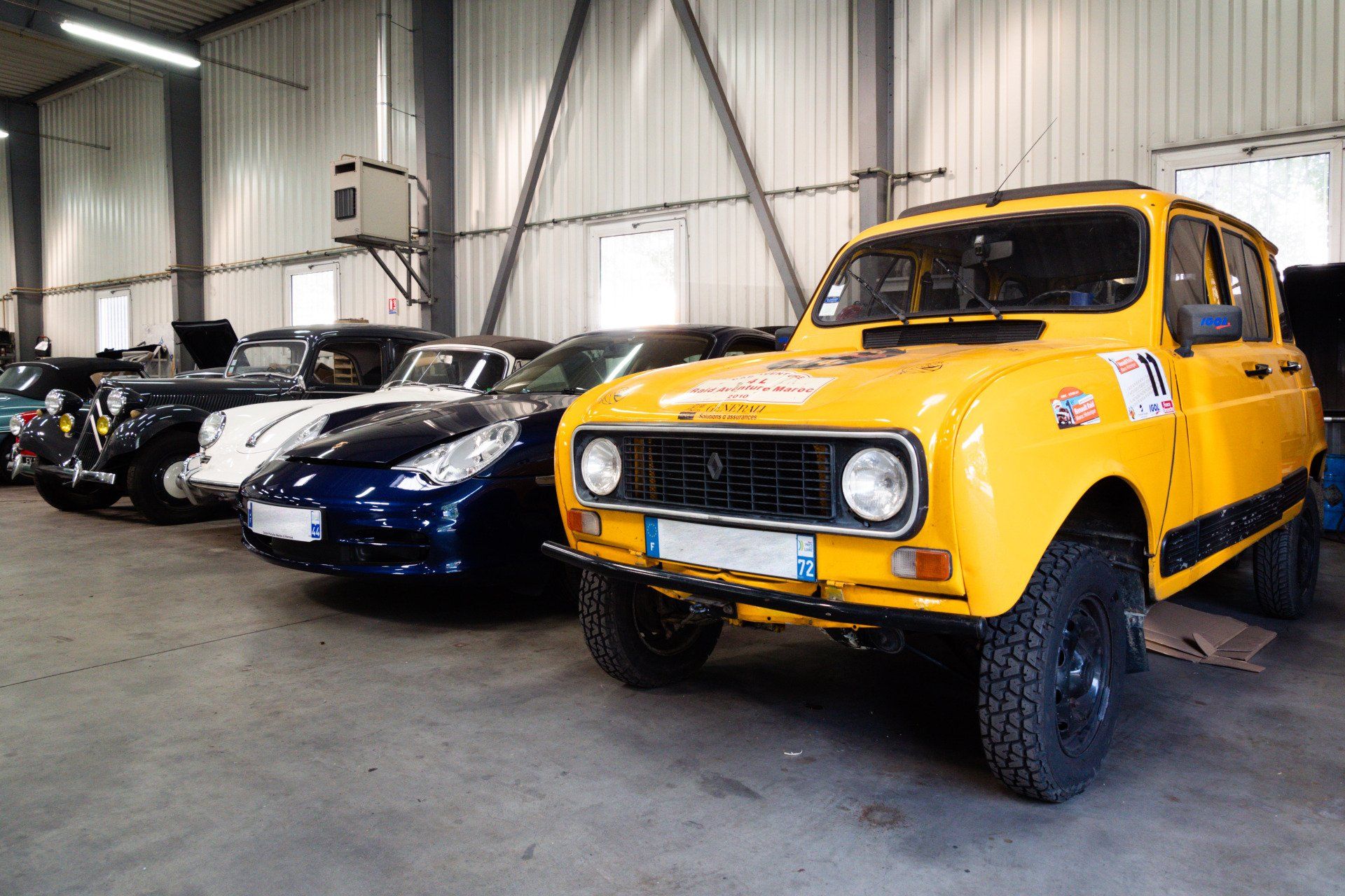 Voitures de collection alignées