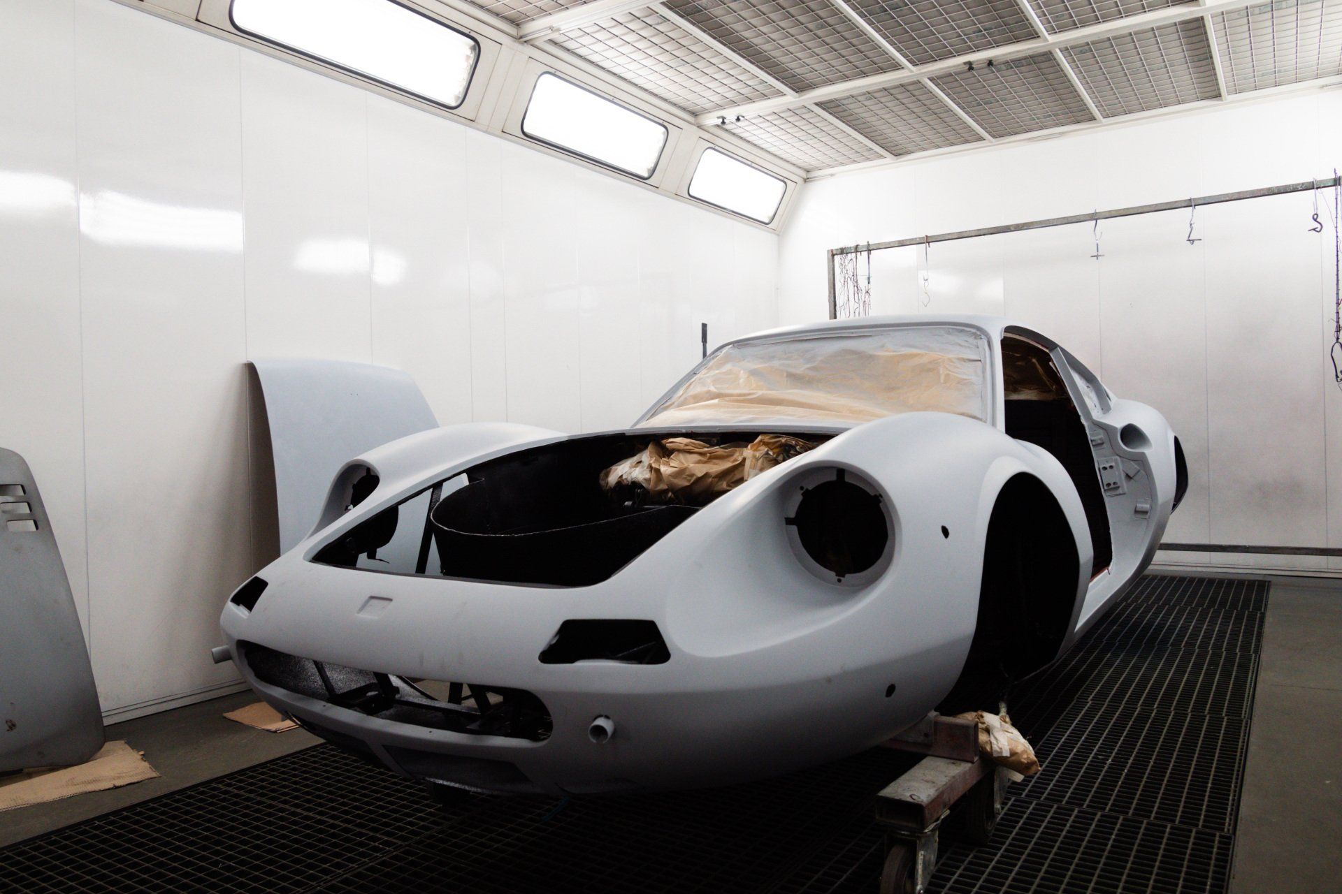 Travaux de restauration d'un véhicule de sport