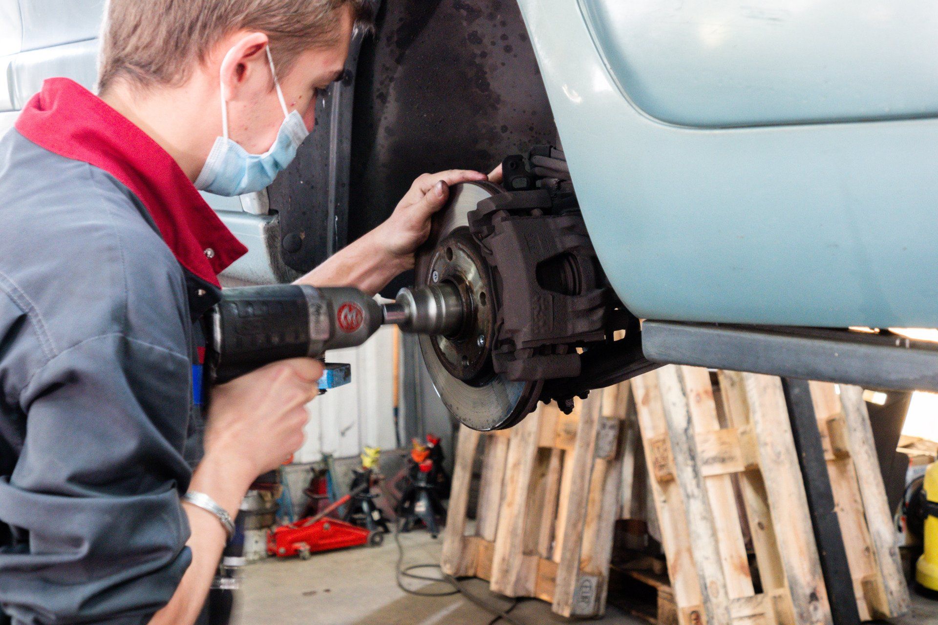Mécanicien travaillant sur une roue