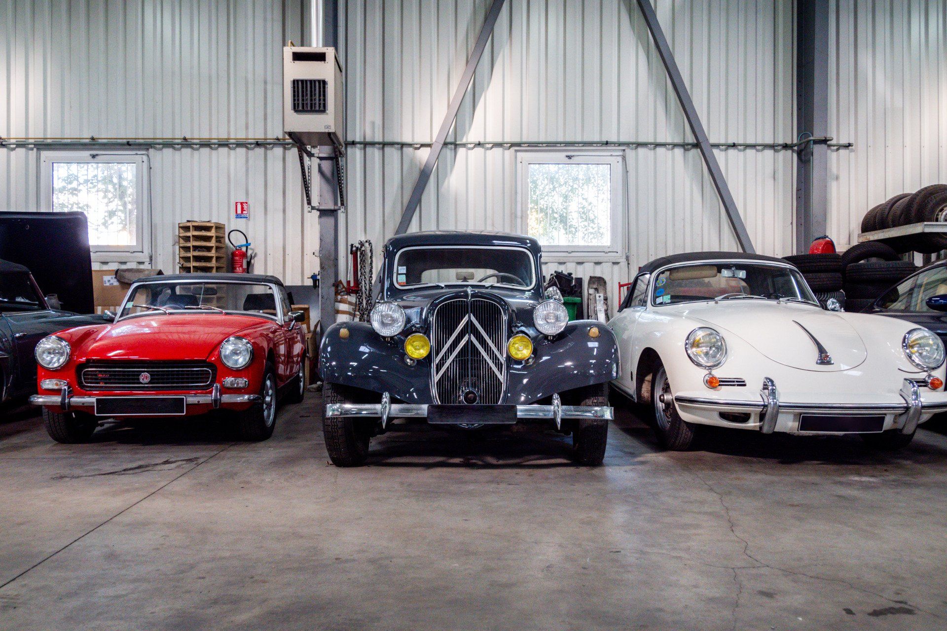 Véhicules dans garage