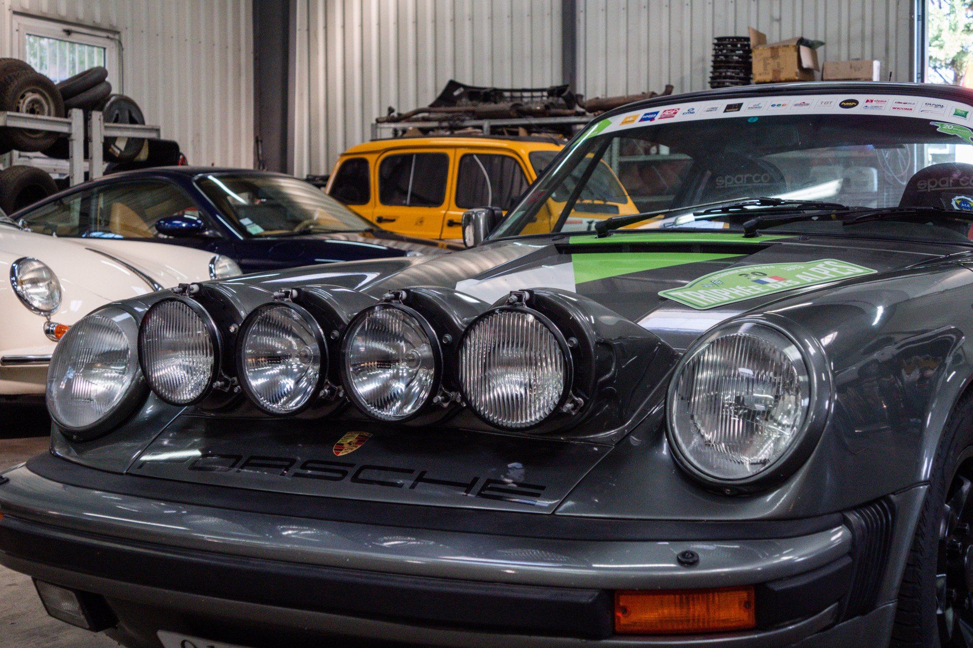 Phares d'une voiture de sport