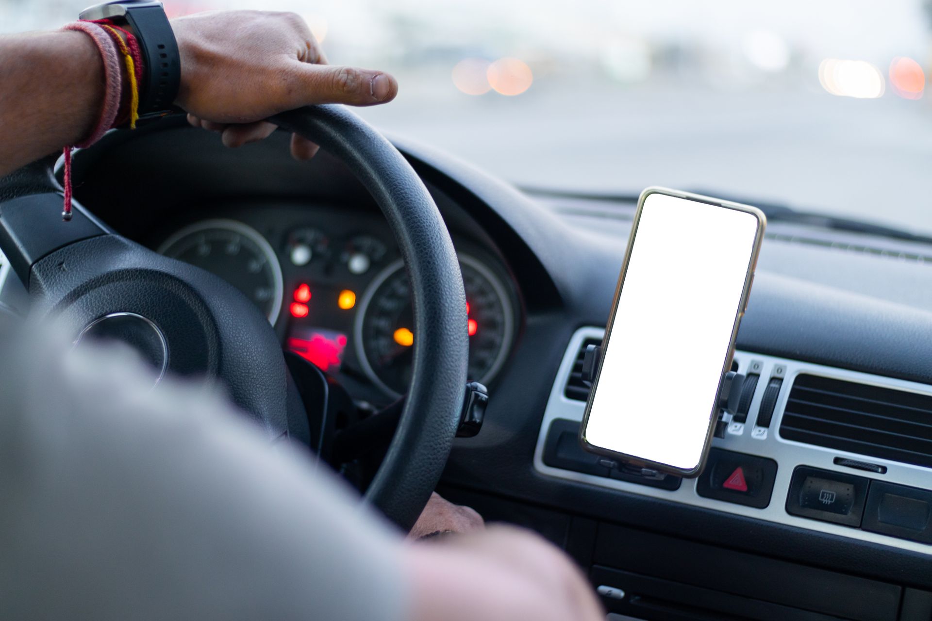 Une main sur le volant d'un véhicule