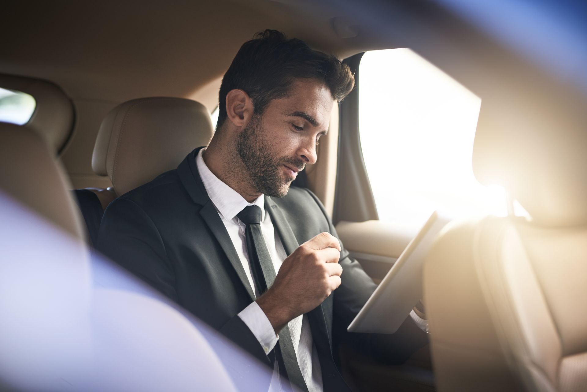 Un homme tenant un carnet dans une voiture
