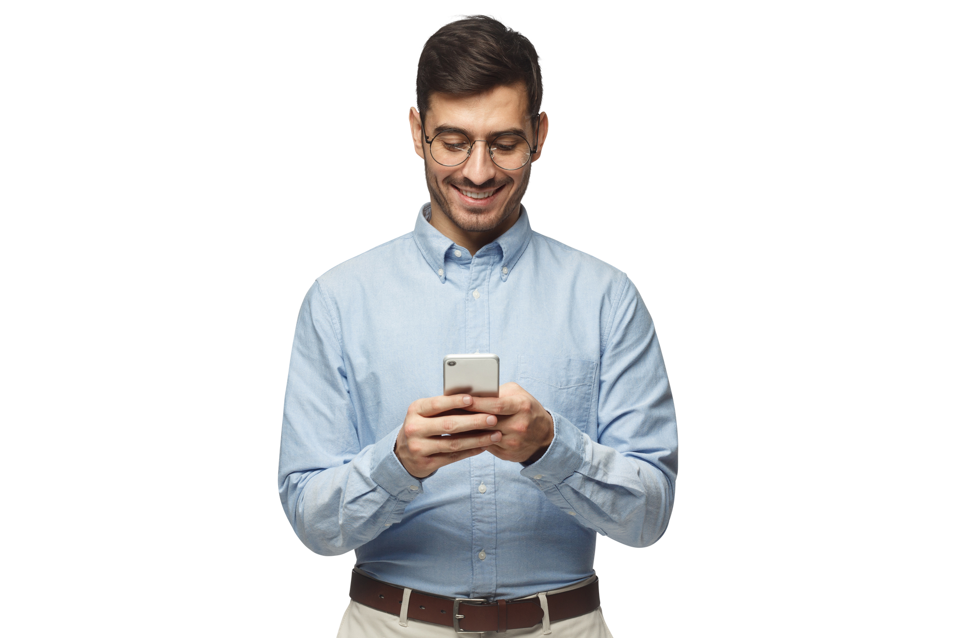 Un homme tenant un téléphone dans ses mains