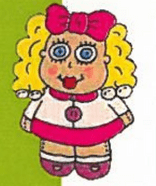 Muñeca de dibujos animados con cabello rubio rizado, lazo rosa, blusa blanca y falda rosa, de pie mirando al frente.