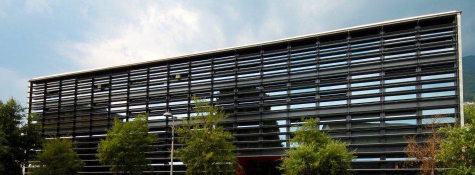 Costruzione metallica adiacente ad un parcheggio - Metalcostruzioni Jelmini SA