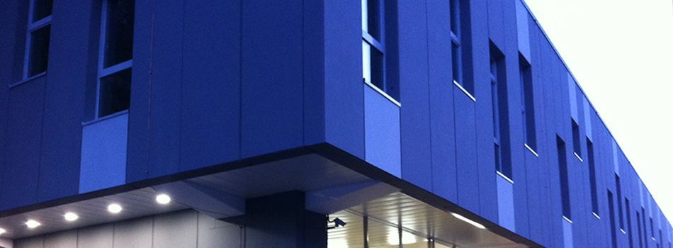 Facciata blu di uno stabile - Metalcostruzioni Jelmini SA