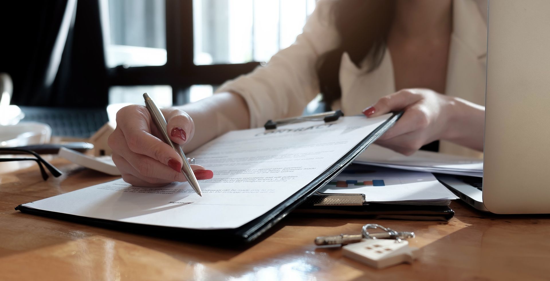 Femme avec un stylo à la main présentant un papier