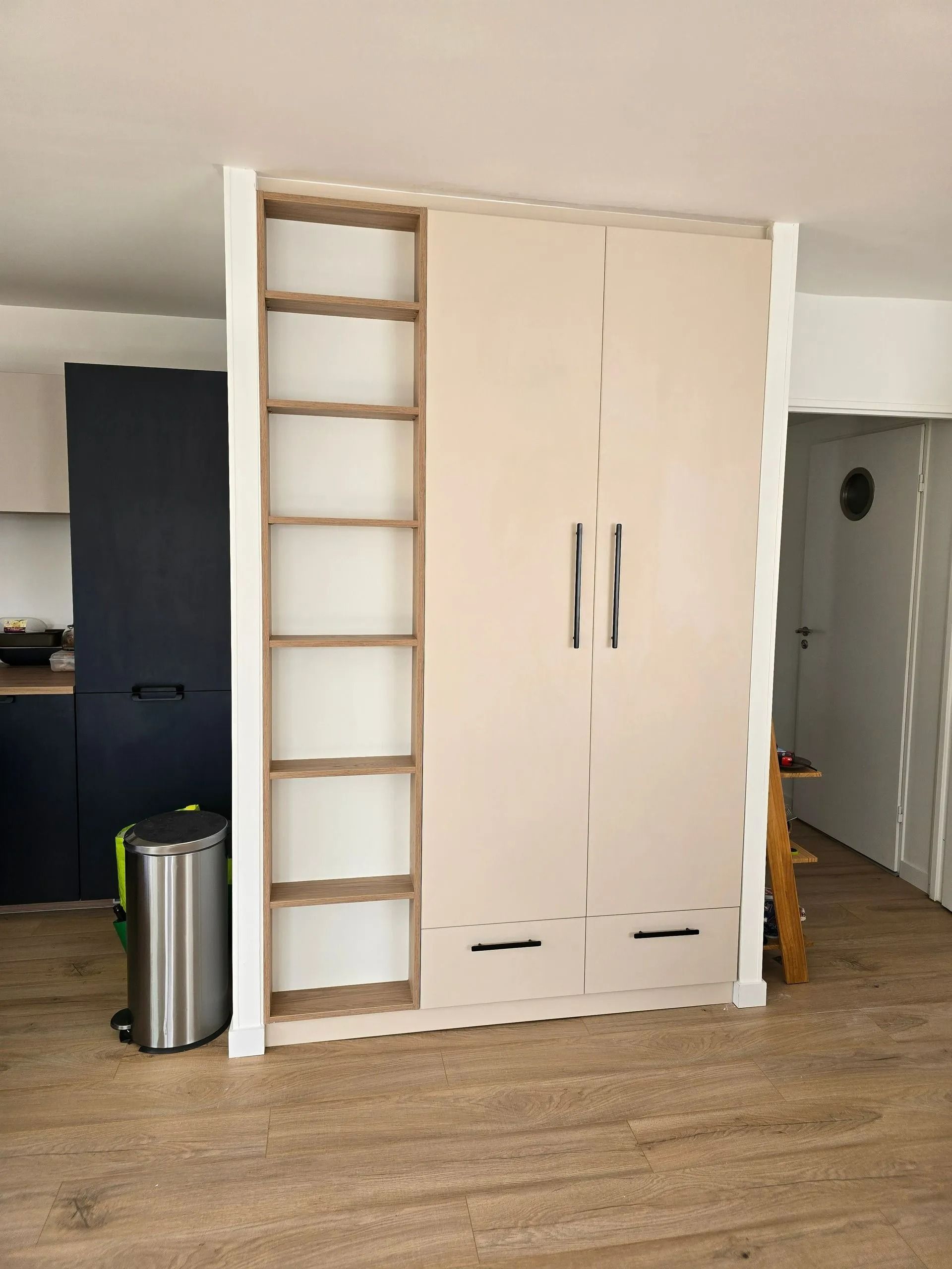 Placard intégré avec étagères échelle dans une chambre moderne avec parquet