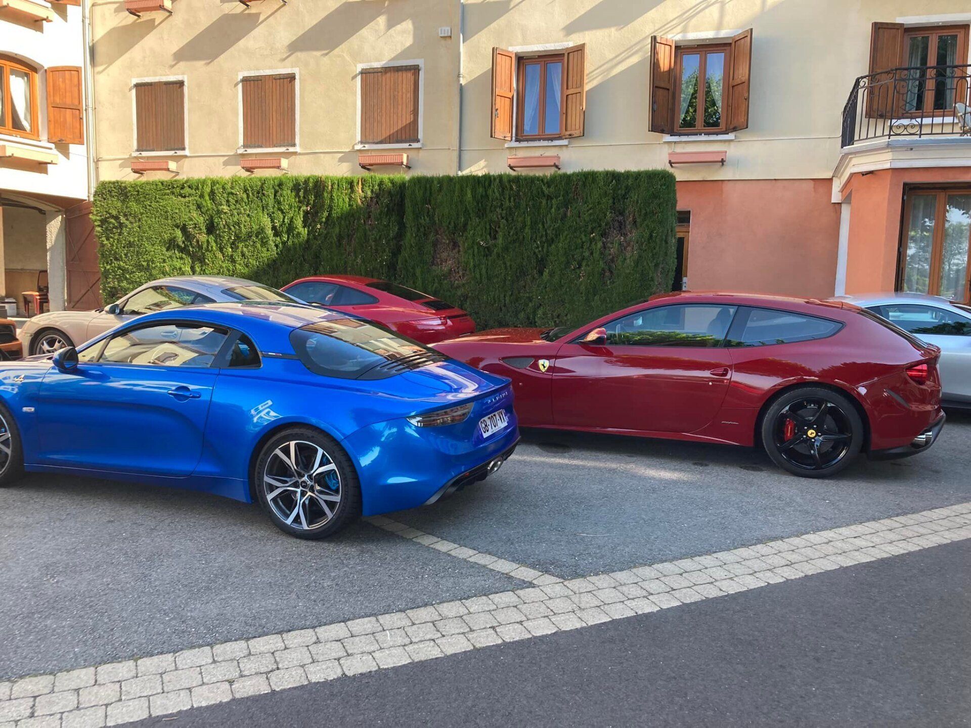 Supercar bleu et rouge