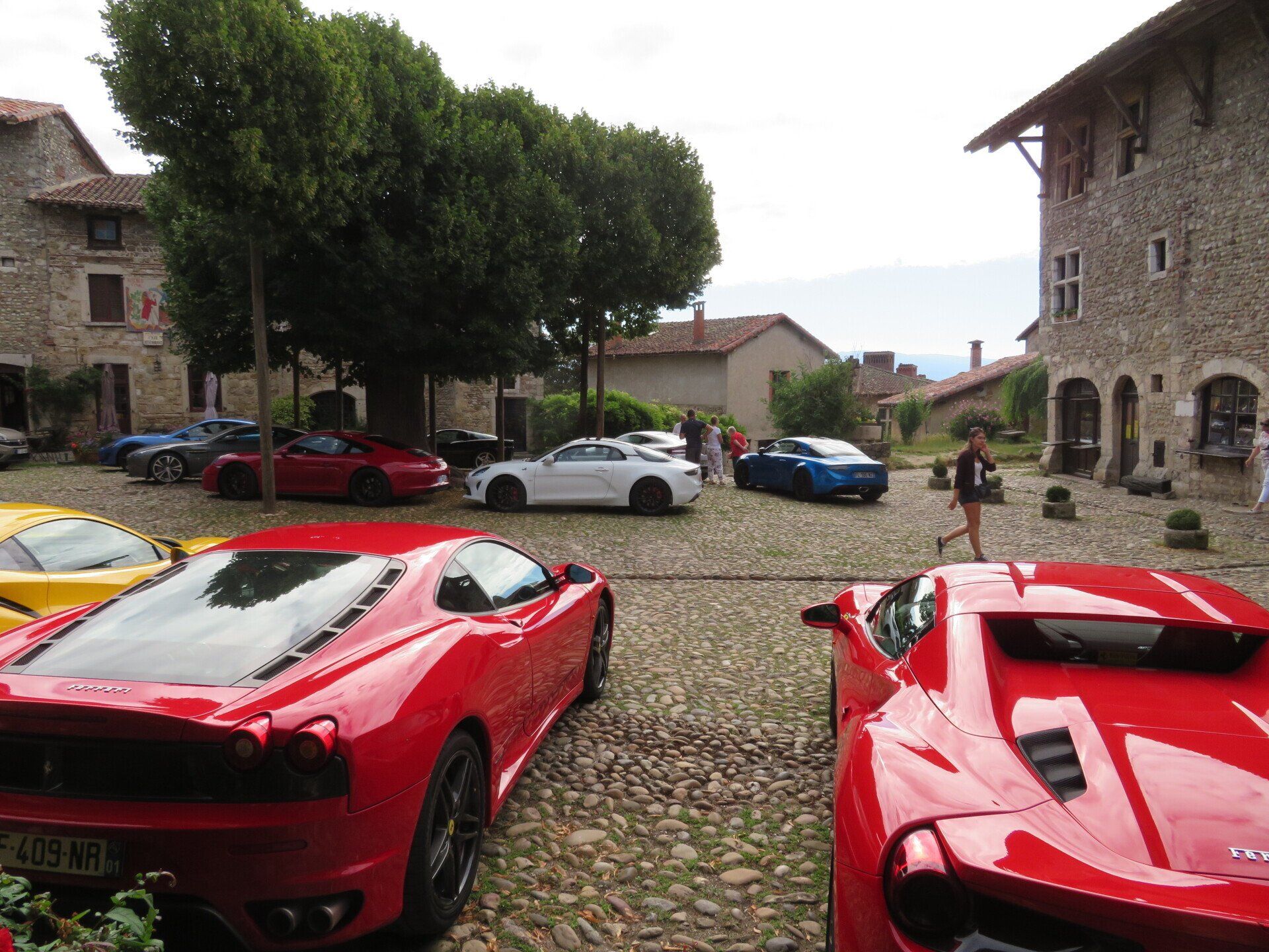 2 voitures de sport rouges