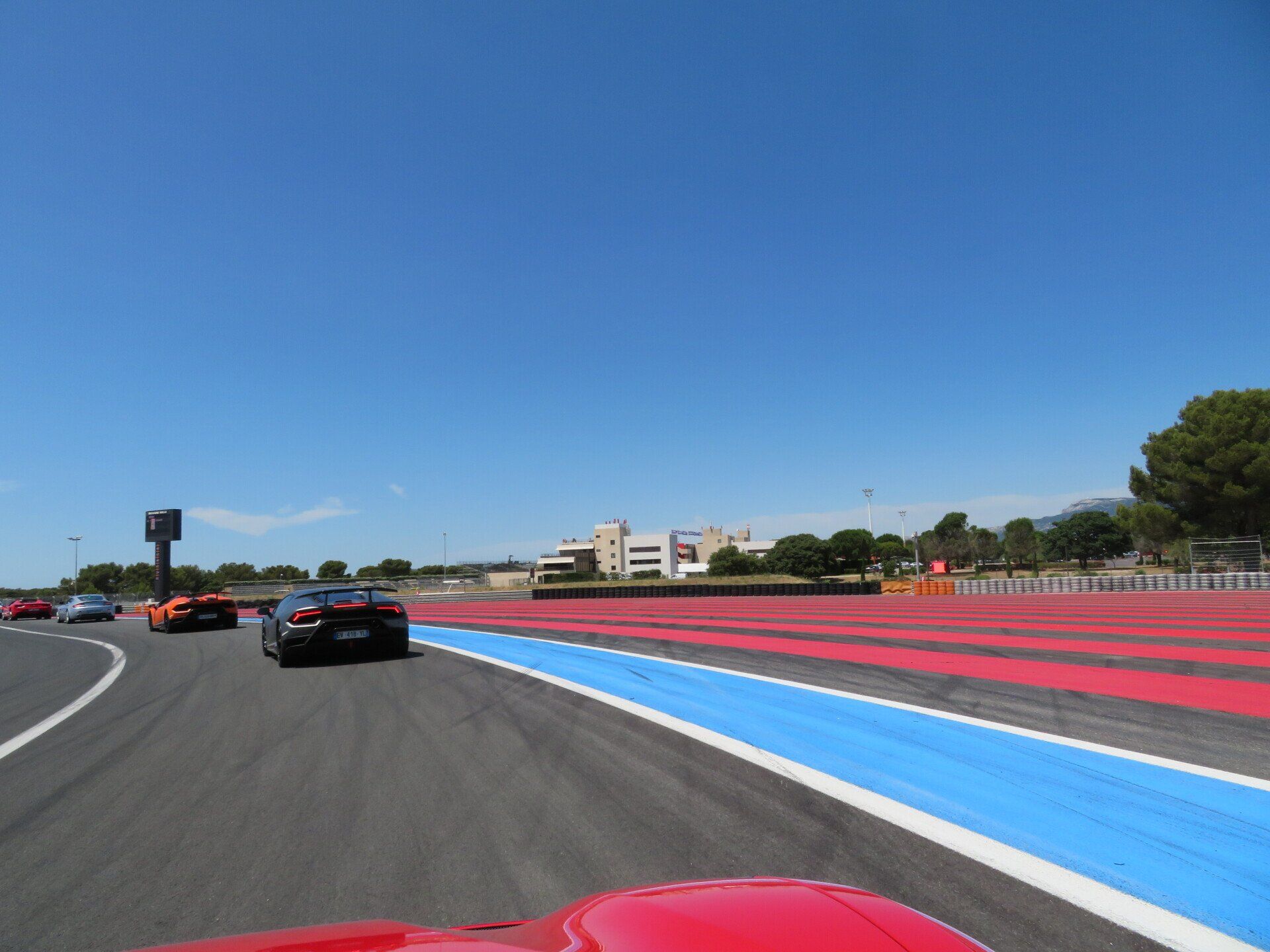 Voitures de sport sur circuit