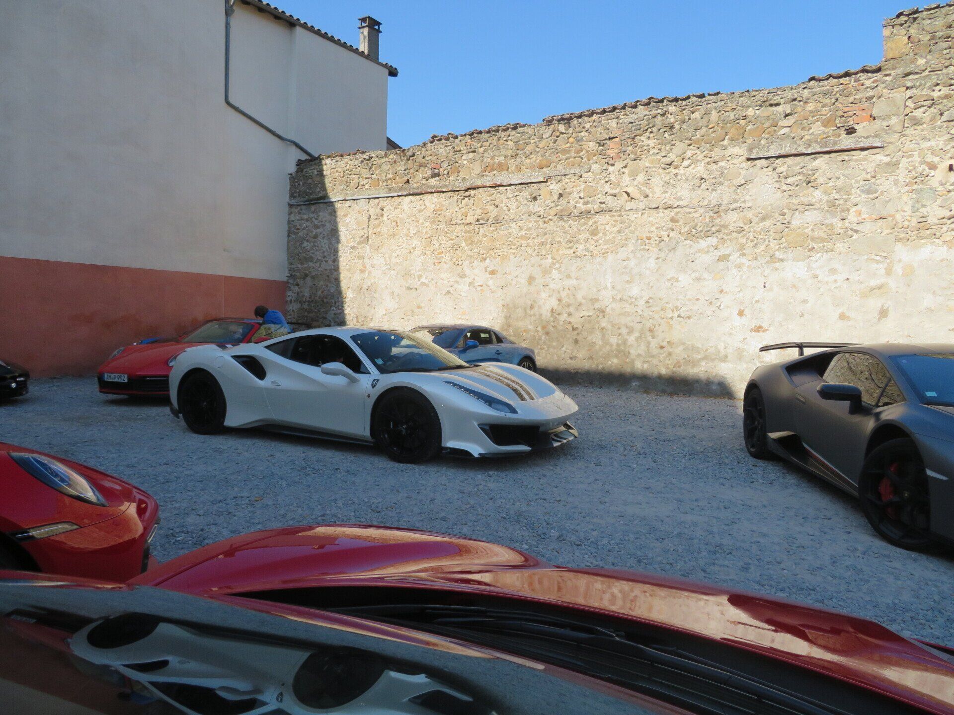 Parking ferrari blanche