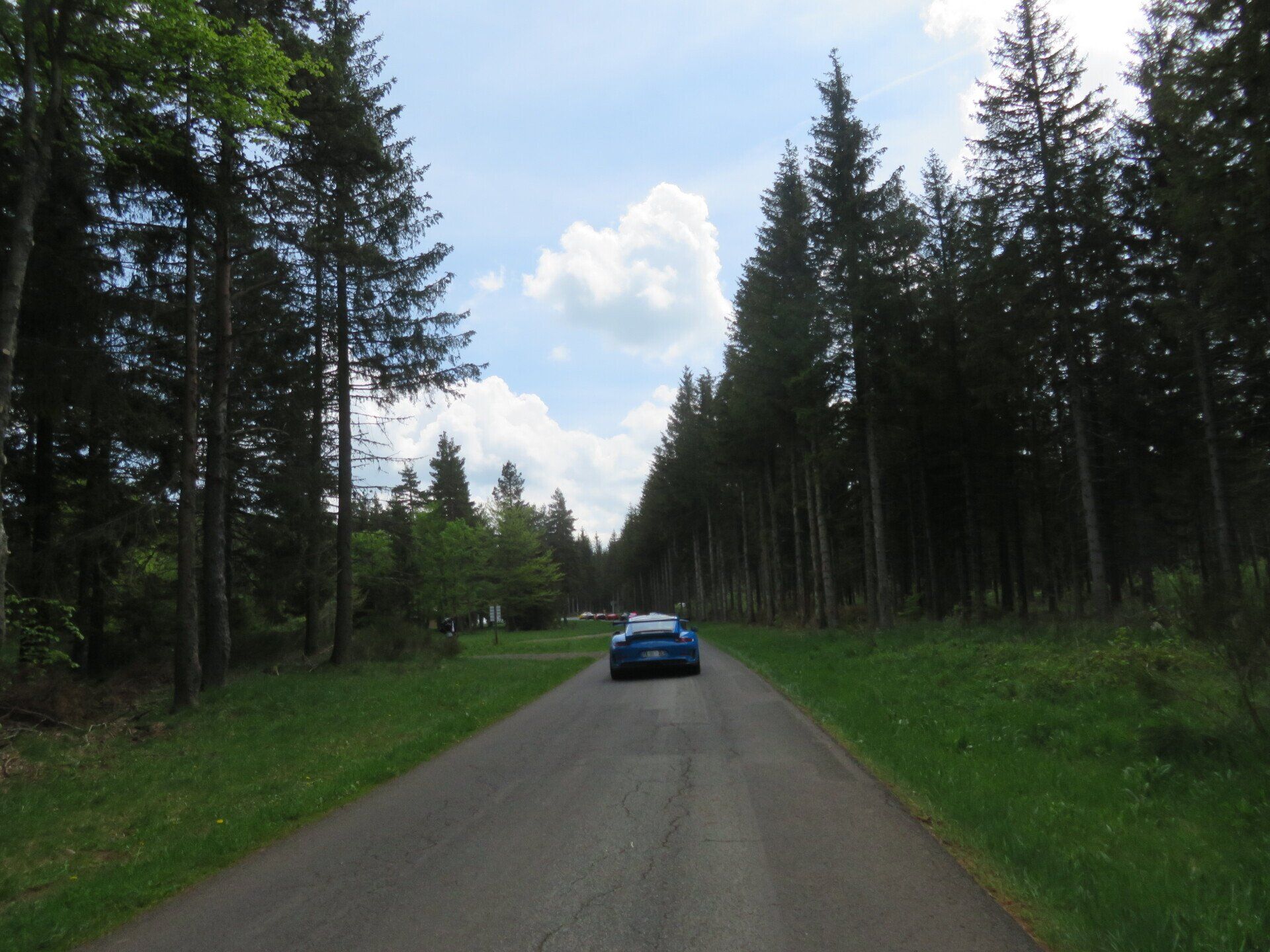 Voiture bleue vu de derrière