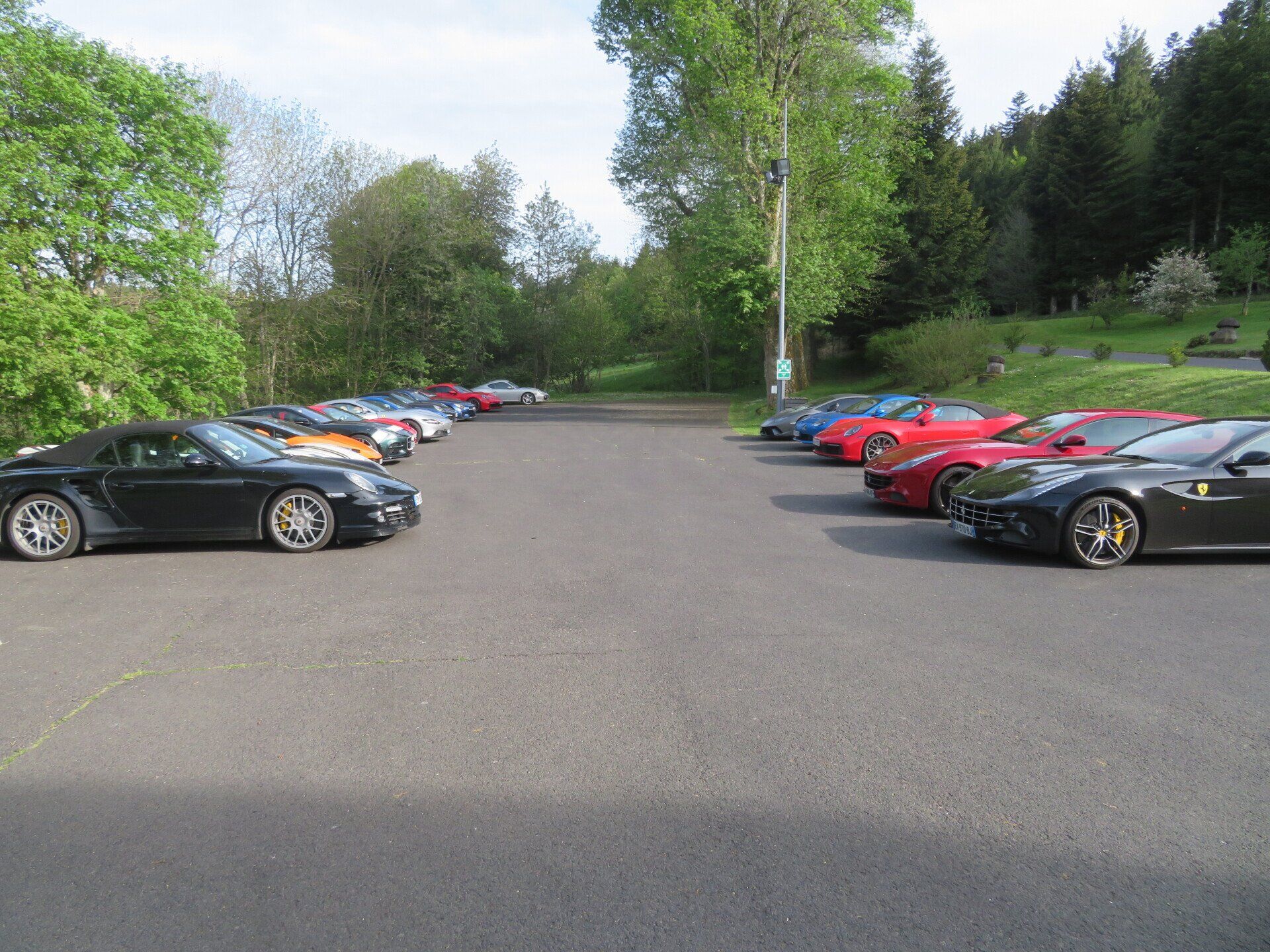 Voitures de sport garées sur la gauche et droite