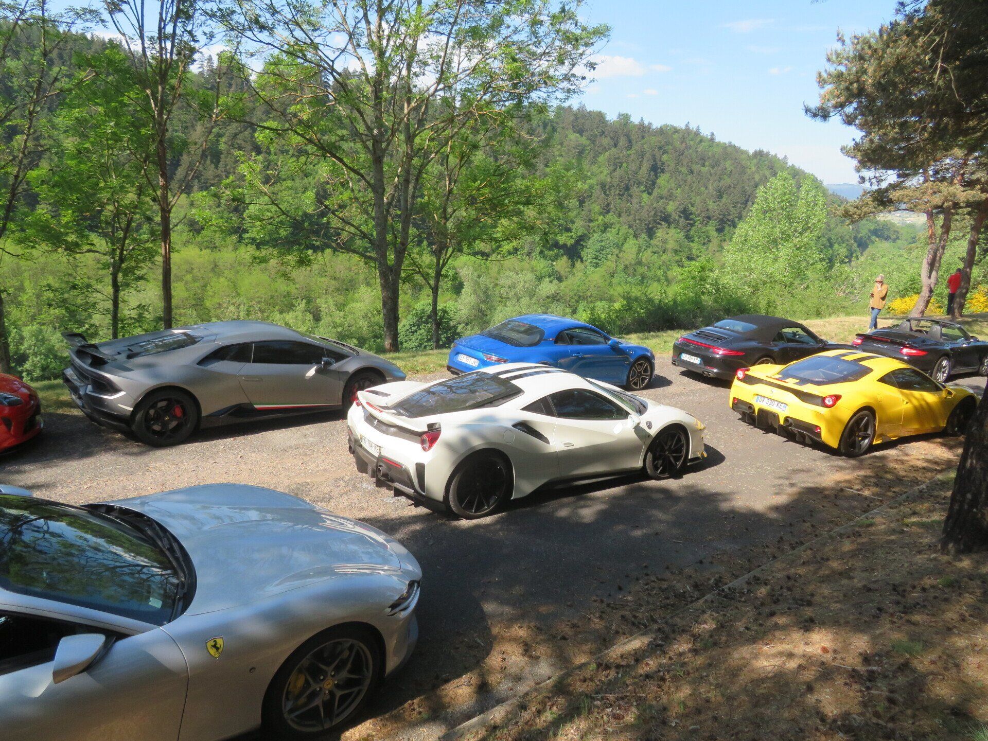 Chemin avec plusieurs ferrari