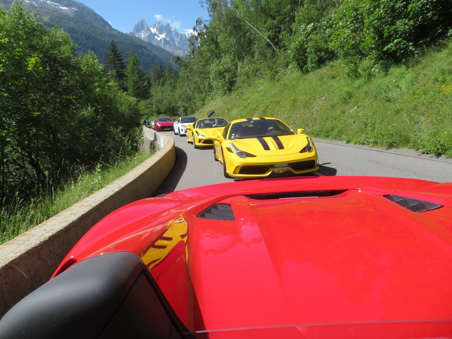 Route voiture rouge et jaune