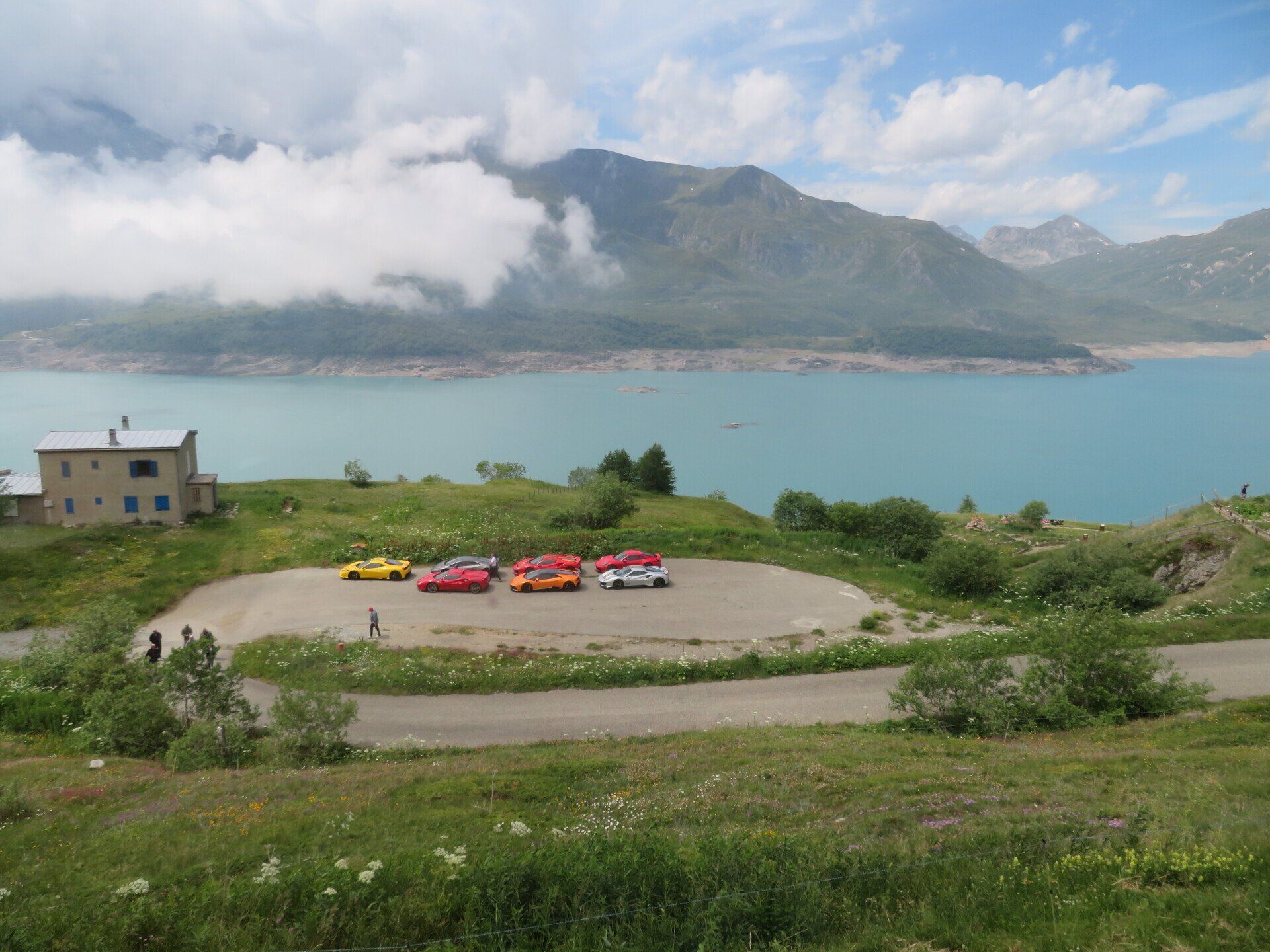 Parking voitures bord de l'eau
