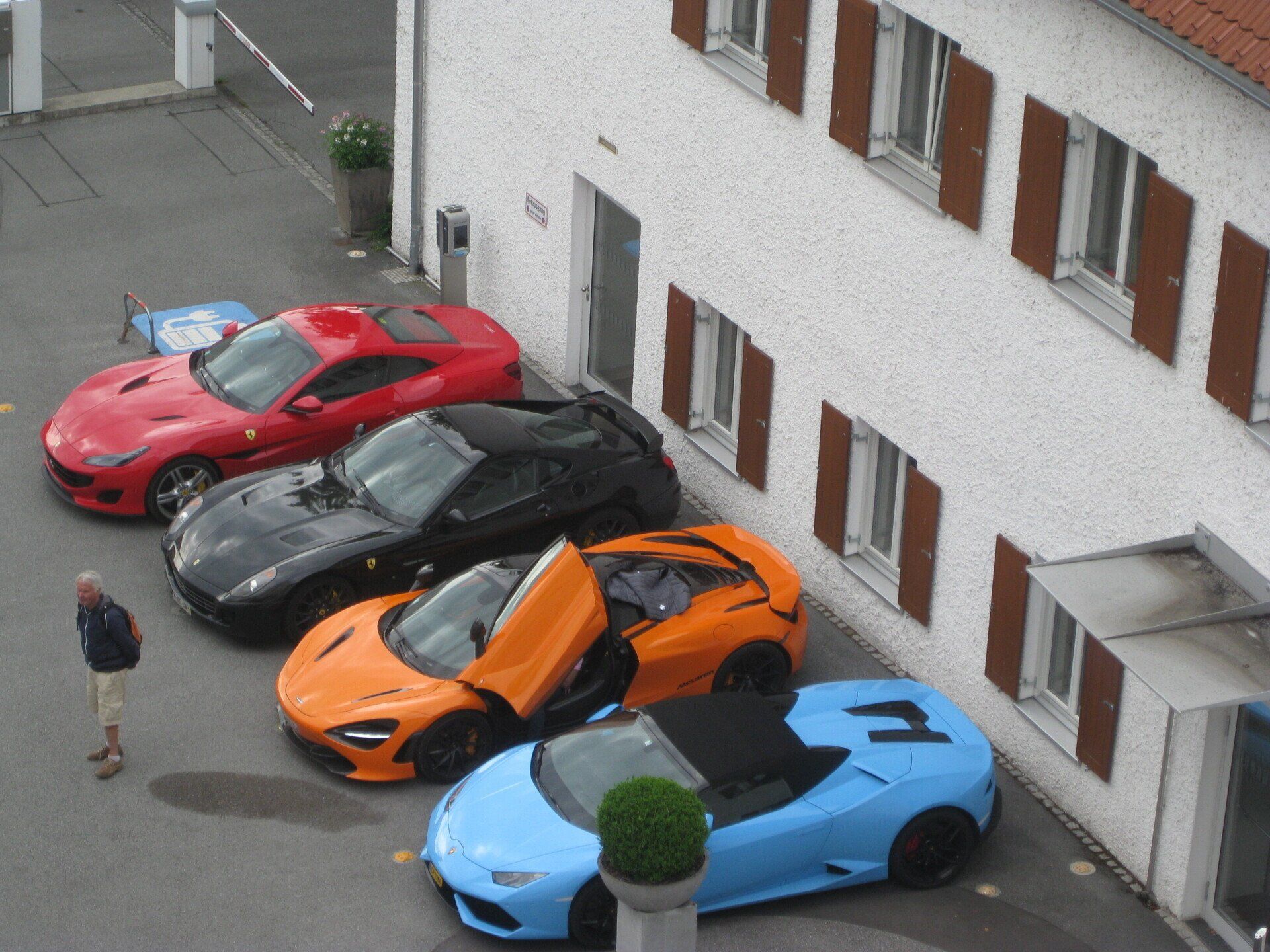 4 voitures de sport sur parking