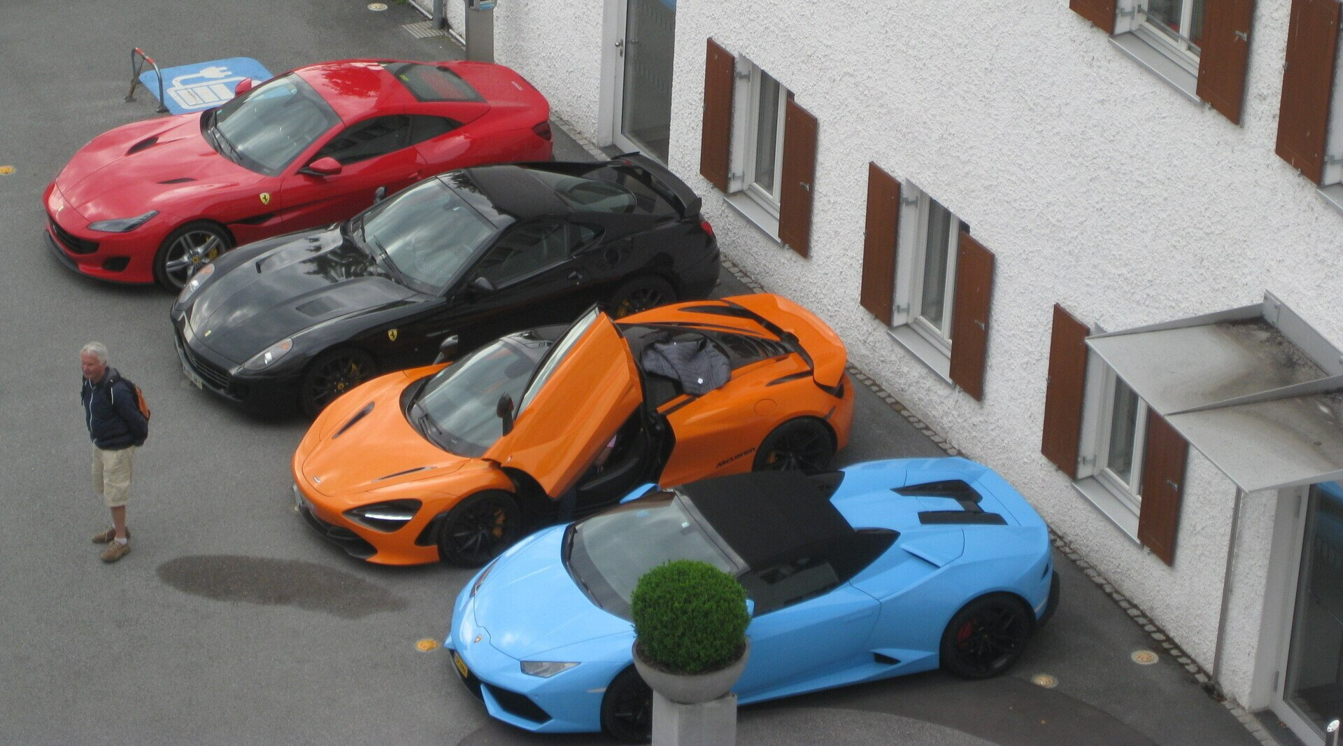 4 voitures de sport : bleu, orange, noire et rouge