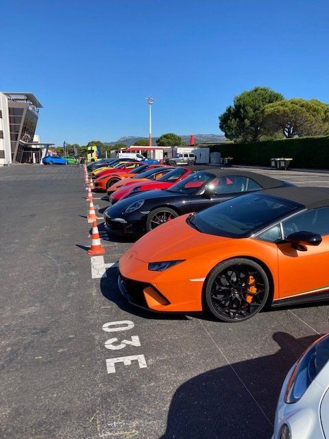 Voiture de sport orange