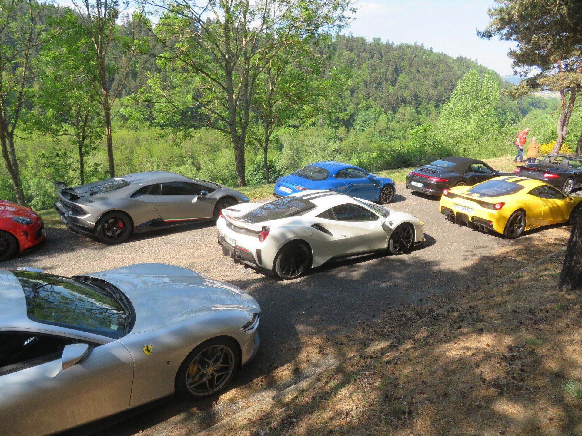 Multiples voitures de sport sur route