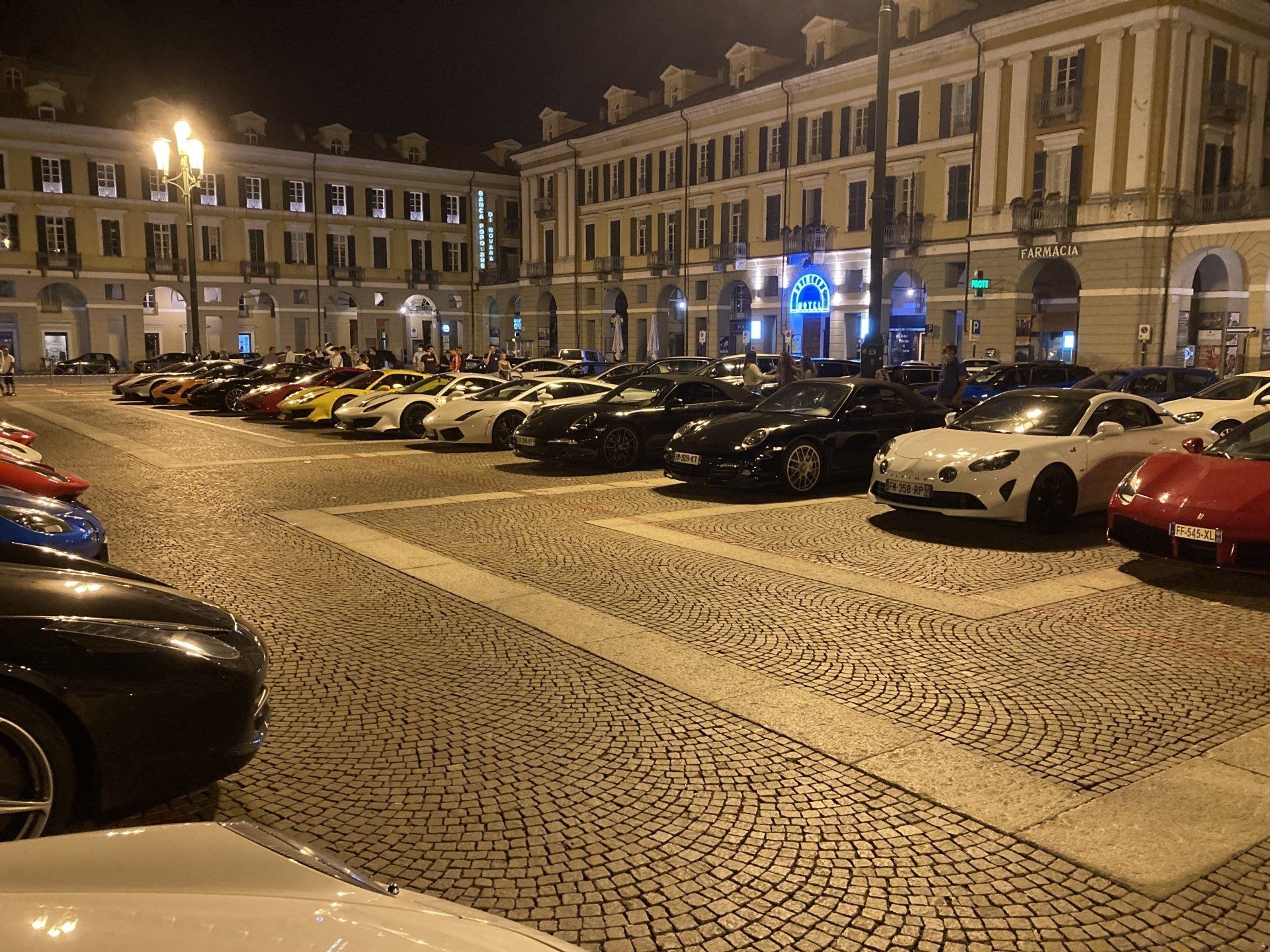 Voitures de sport sur parking de nuit