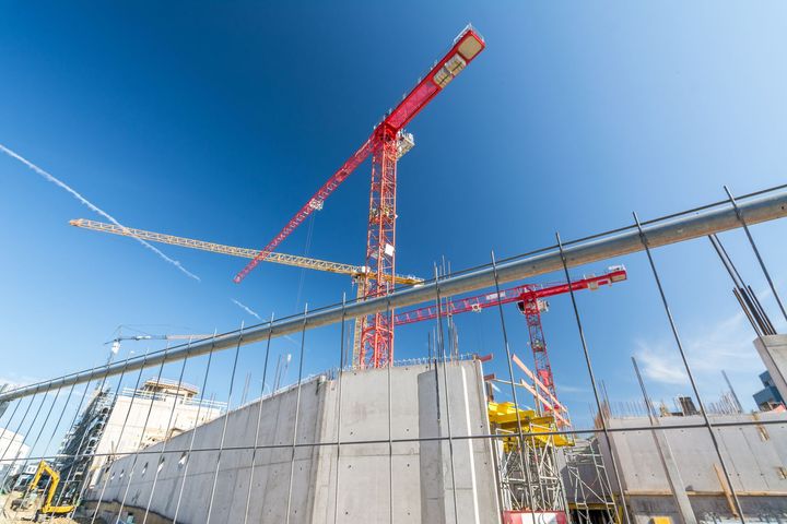 Une grue avec des immeubles en construction