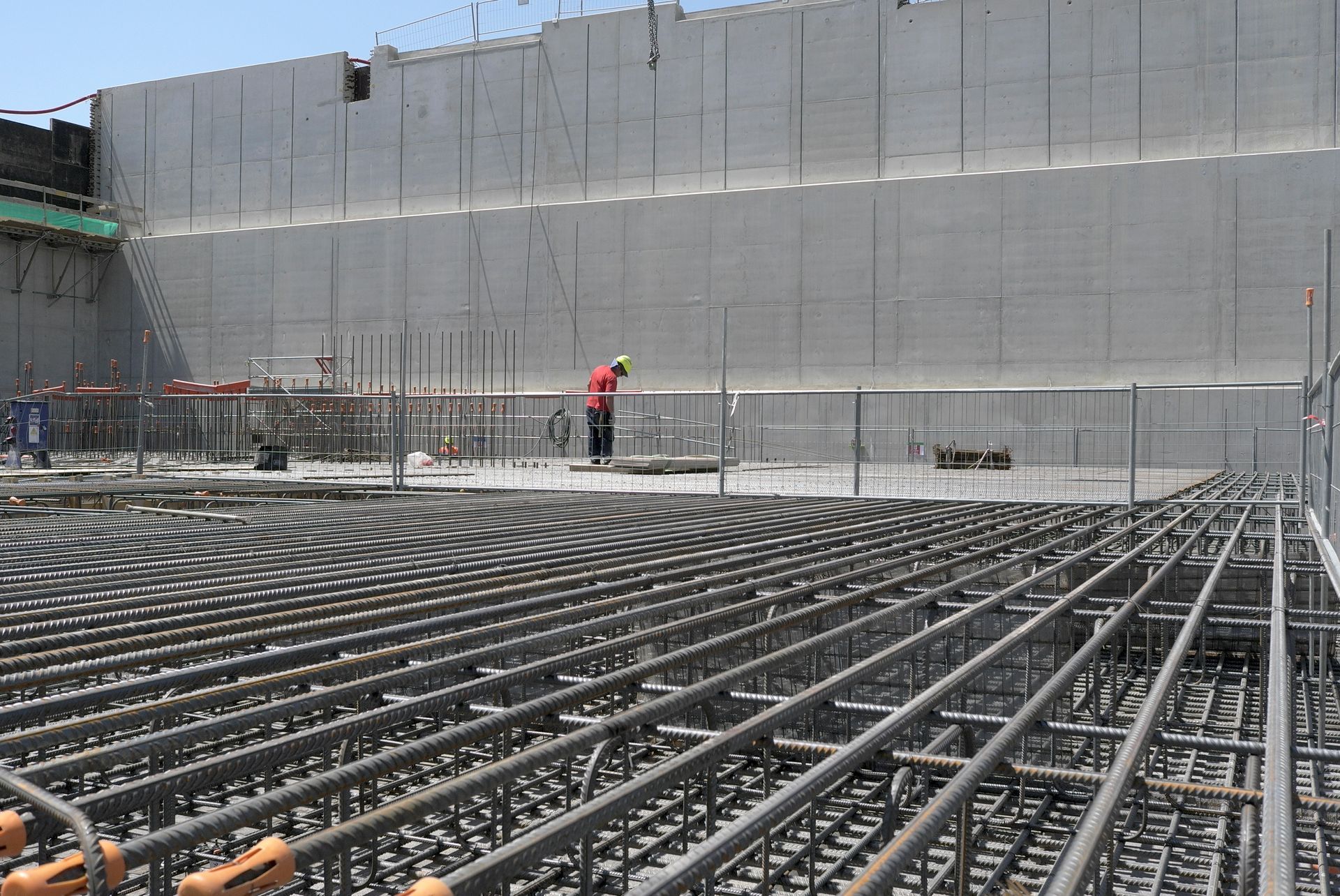 Une structure métallique et un mur en béton
