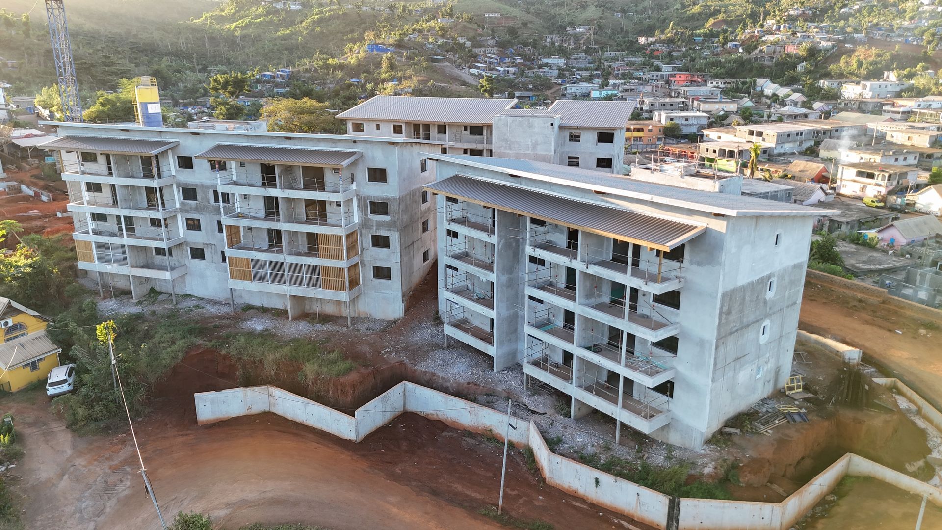 Des immeubles blancs