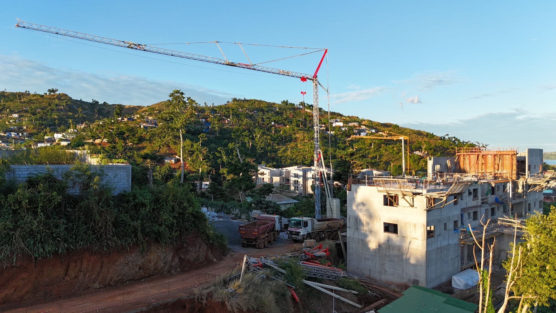 Un bâtiment avec une grue