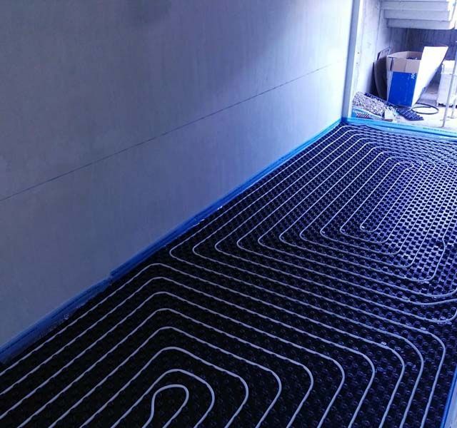 Una habitación con una pared azul y un suelo negro.