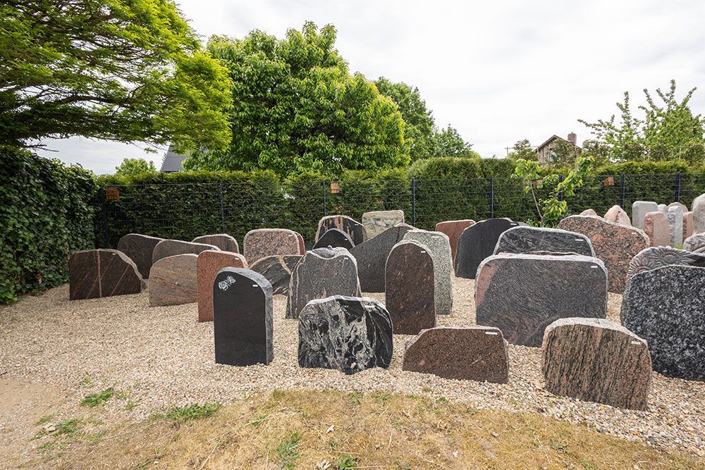 Ein Friedhof voller Gräber und Bäume.