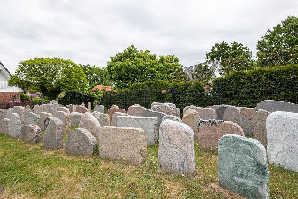 Ein Friedhof voller Gräber und Bäume.