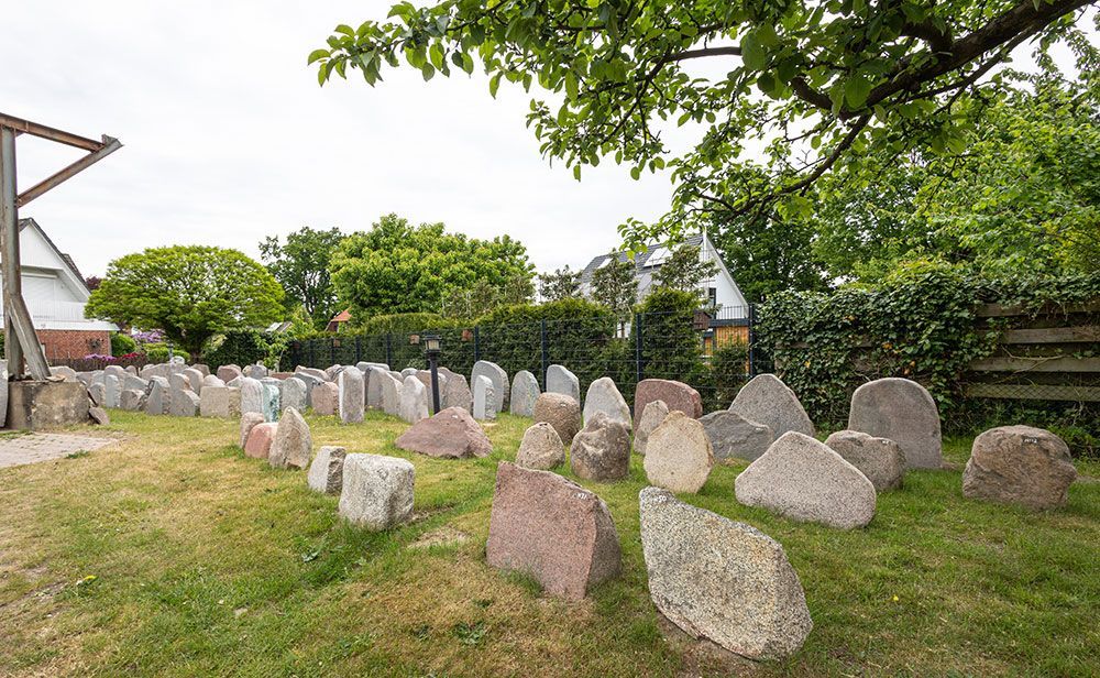 Ein Haufen Steine ​​liegt auf einem üppigen grünen Feld.