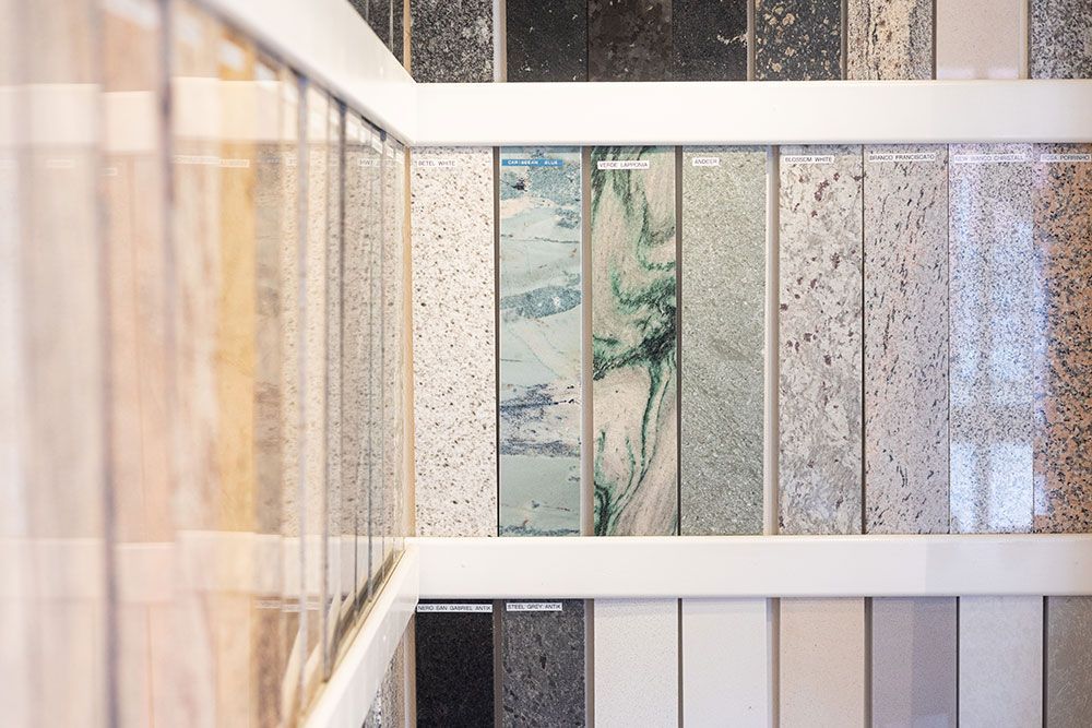 In einem Geschäft werden viele verschiedene Arten von Fliesen ausgestellt.