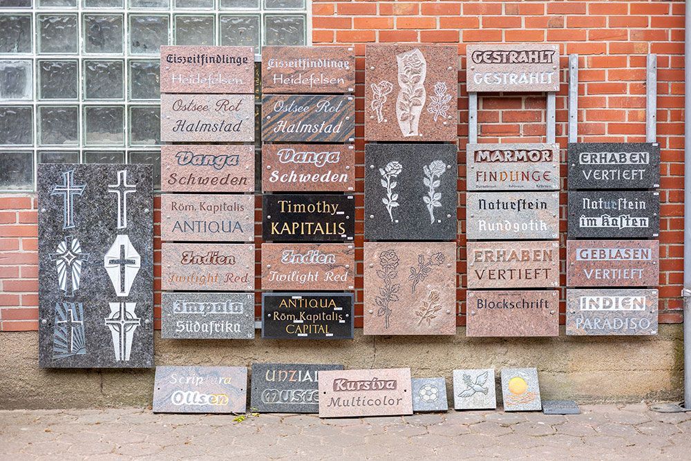 Eine Ziegelmauer mit vielen Gedenktafeln darauf