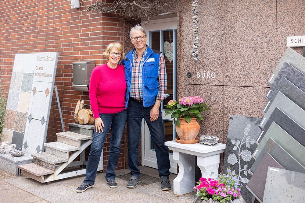 Ein Mann und eine Frau stehen vor einem Gebäude.