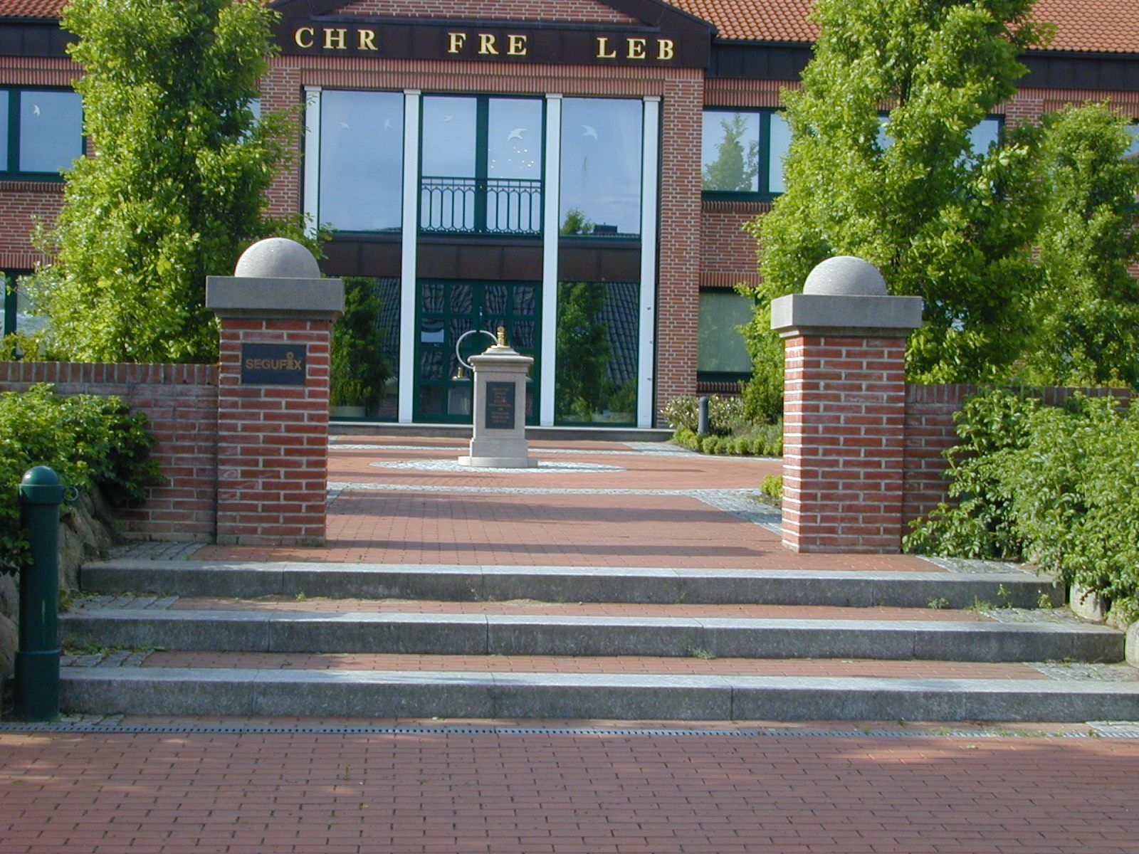 Ein Backsteingebäude mit dem Wort „chr“ darauf