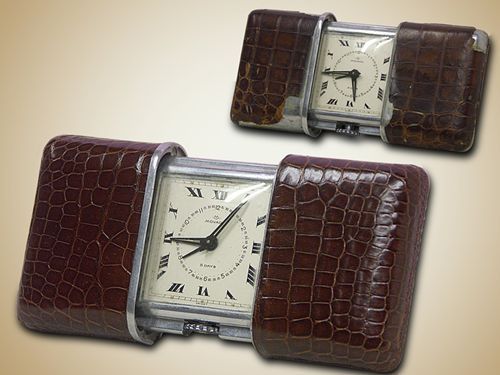 Photo d'un réveil de voyage Movado avec gainage en crocodile