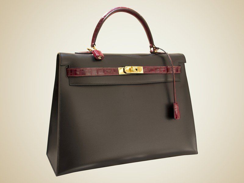 Photo d'un sac à main en cuir et liseré bordeaux